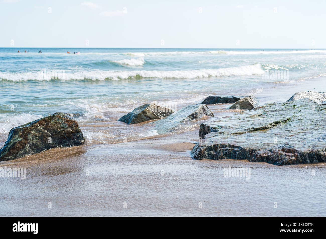 Friedlicher Strand mit einer Gruppe rockt in New Jersey. Stockfoto