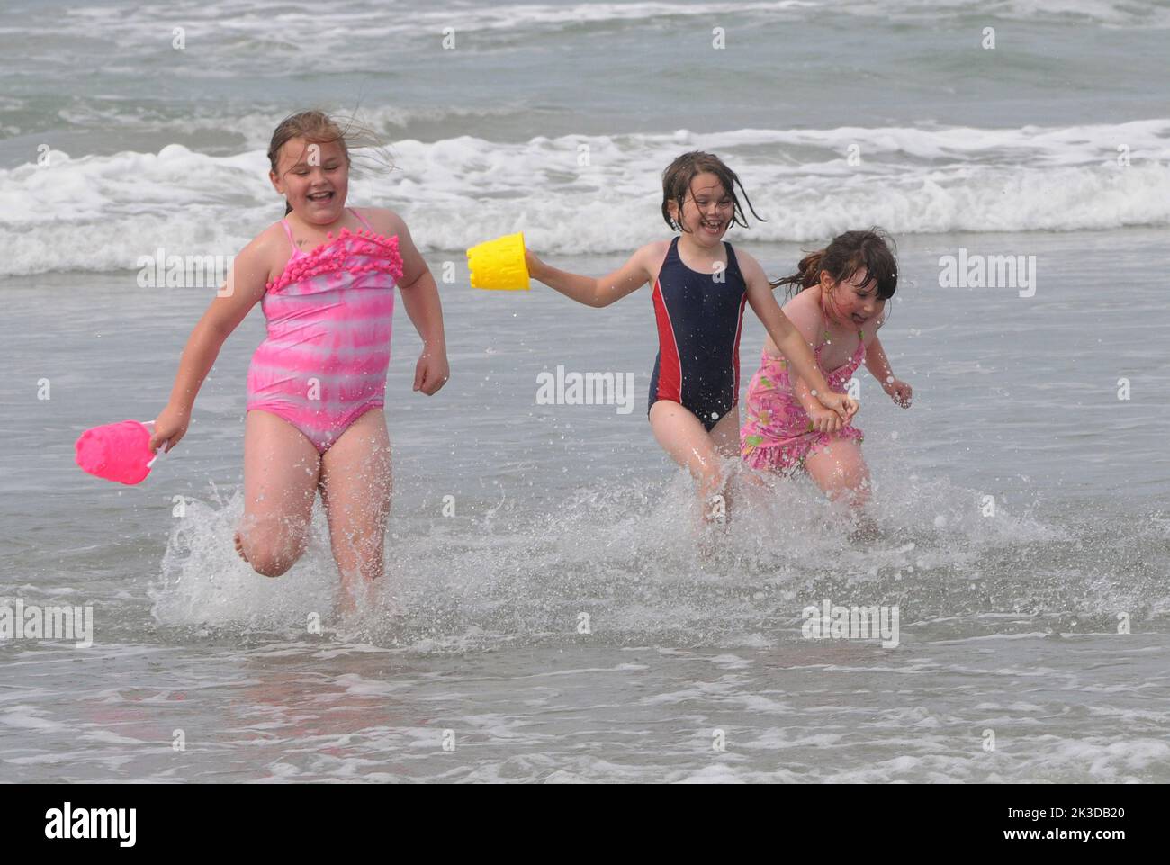 Von links nach rechts genießen Lily Wooster, 9, Phoebe Grimshaw, 8, und ihre Schwester Courtney, 6, den heißesten Tag des Jahres am Strand von West Wittering, West, Sussex. Pic Mike Walker,2015 Mike Walker Pictuires Stockfoto