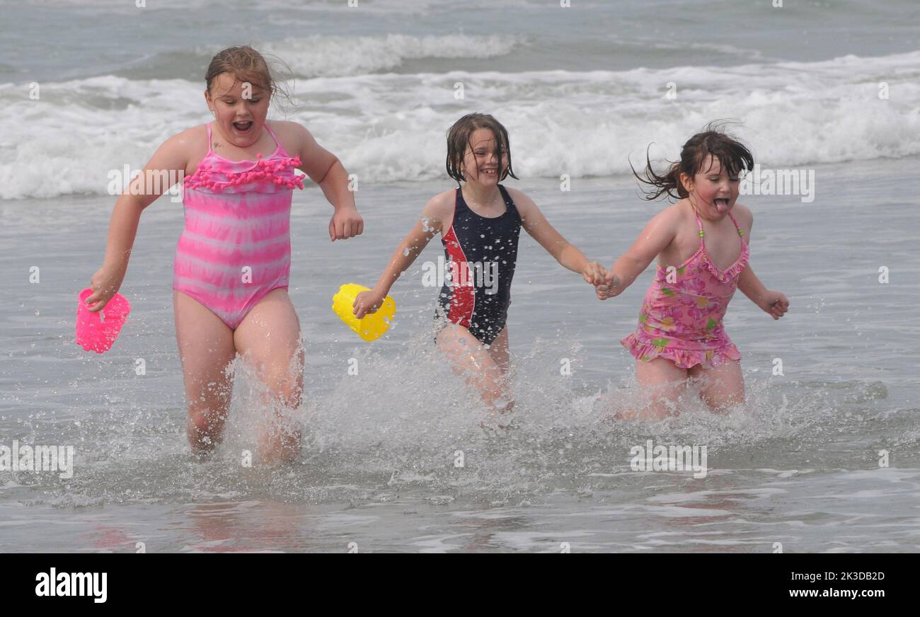 Von links nach rechts genießen Lily Wooster, 9, Phoebe Grimshaw, 8, und ihre Schwester Courtney, 6, den heißesten Tag des Jahres am Strand von West Wittering, West, Sussex. Pic Mike Walker, Mike Walker Pictuires,2015 Stockfoto