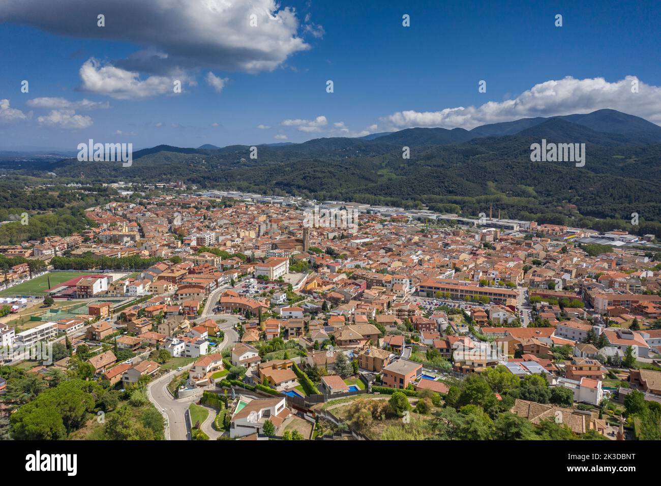 Luftaufnahme der Stadt Sant Celoni. Im Hintergrund der Berg Montnegre (Vallès Oriental, Barcelona, Katalonien, Spanien) Stockfoto