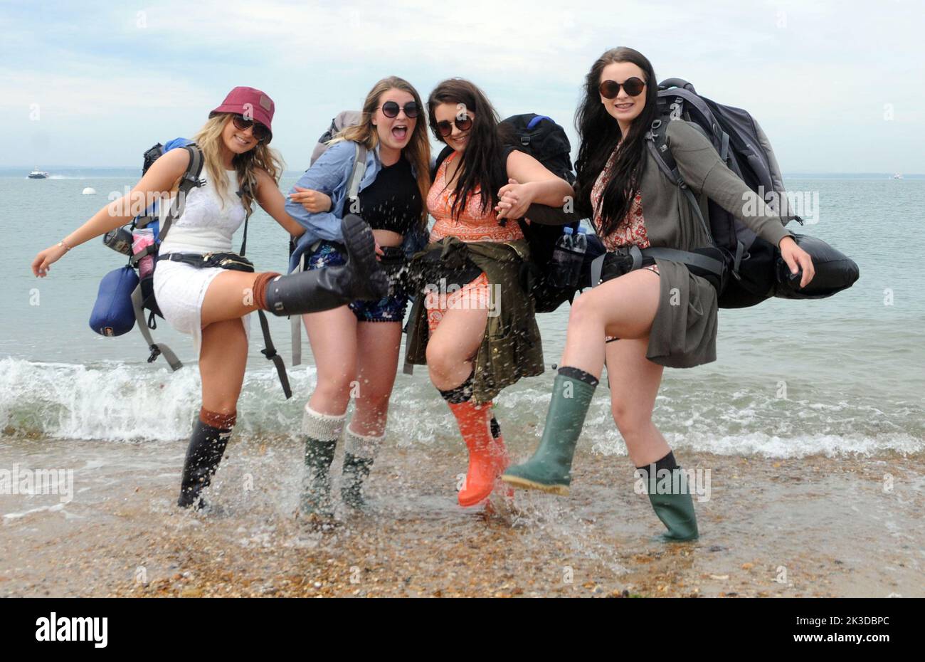 Hi jinks für Musikfans am Strand von Southsea von links nach rechts, Megan Tiltman, Maddie, Presdee, Becky Martin und Grace Harris, während sie auf die Isle of Wight Hovercraft warten, um sie zum tne Isle of Wight Music Festival, Pic Mike Walker, Mike Walker Picturs,2015 zu bringen Stockfoto