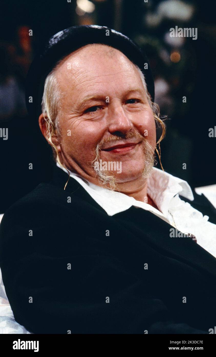 Wolf Vostell, deutscher Maler, Bildhauer, Wegbereiter des Happenings, der Videokunst und der Fluxus-Bewegung, Portrait, Deutschland, 1988. Wolf Vostell, deutscher Maler, Künstler, Bildhauer, Pionier des Happenings, Videokunst und der Fluxus-Bewegung, Portrait, Deutschland, 1988. Stockfoto