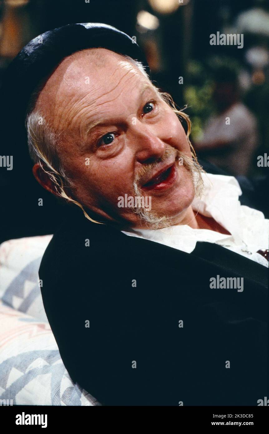 Wolf Vostell, deutscher Maler, Bildhauer, Wegbereiter des Happenings, der Videokunst und der Fluxus-Bewegung, Portrait, Deutschland, 1988. Wolf Vostell, deutscher Maler, Künstler, Bildhauer, Pionier des Happenings, Videokunst und der Fluxus-Bewegung, Portrait, Deutschland, 1988. Stockfoto