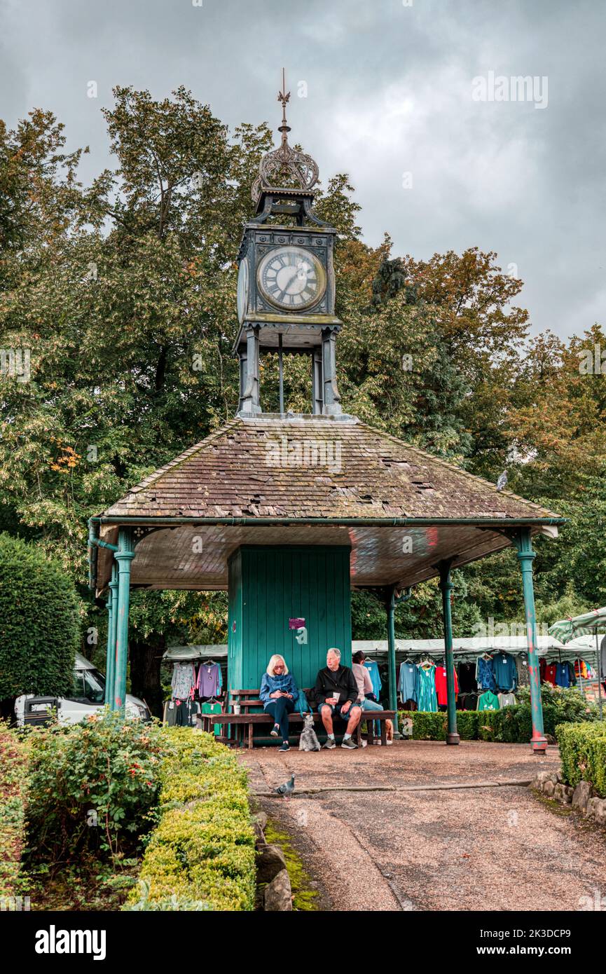 Unter dem Uhrenturm, Hall Leys Park, Matlock, Derbyshire, Großbritannien Stockfoto