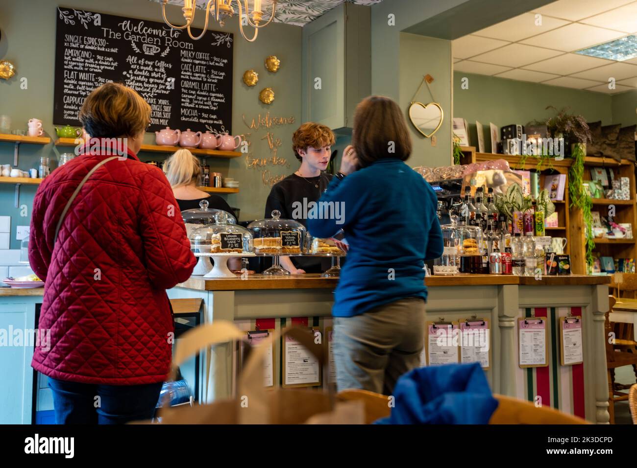 Tee, Kaffee und Kuchen in einem Café in Matlock, Derbyshire, Großbritannien Stockfoto
