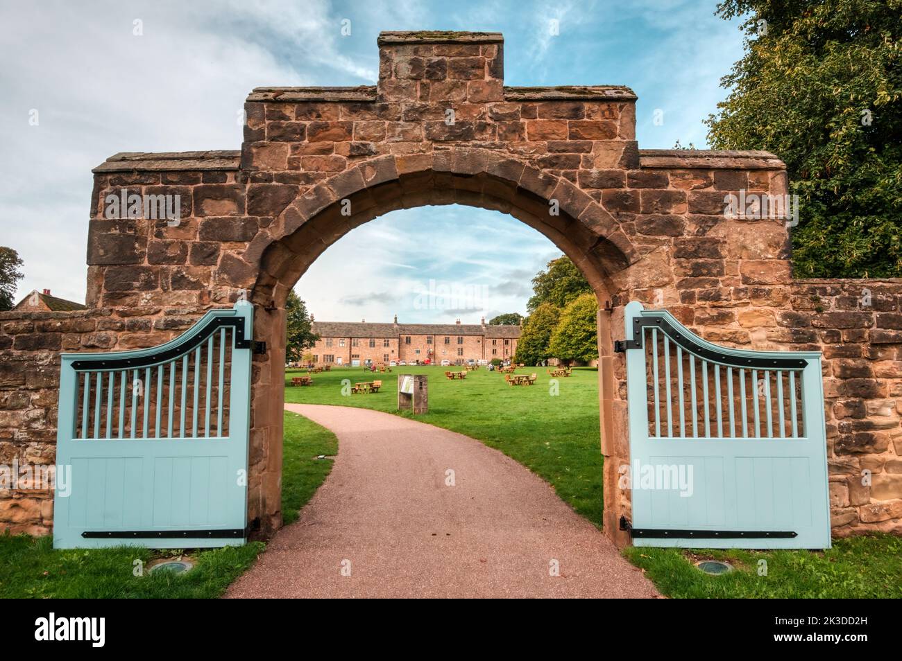 Großer Eintritt. Tore, die zum Stableyard, Hardwick Hall, National Trust, Derbyshire, Großbritannien, führen Stockfoto