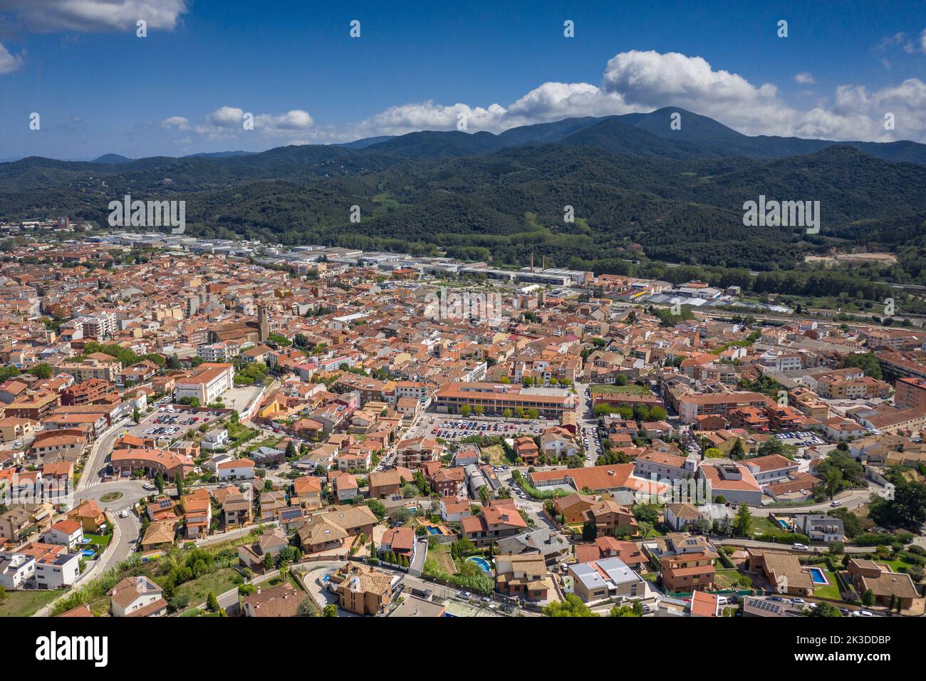 Luftaufnahme der Stadt Sant Celoni. Im Hintergrund der Berg Montnegre (Vallès Oriental, Barcelona, Katalonien, Spanien) Stockfoto
