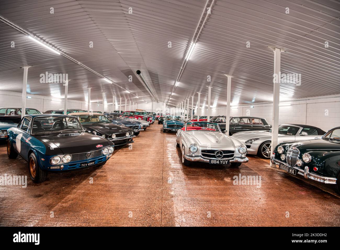Classic- und Performance-Fahrzeuge im Lager, Outwood Classics, Bighton, Hampshire, Großbritannien Stockfoto