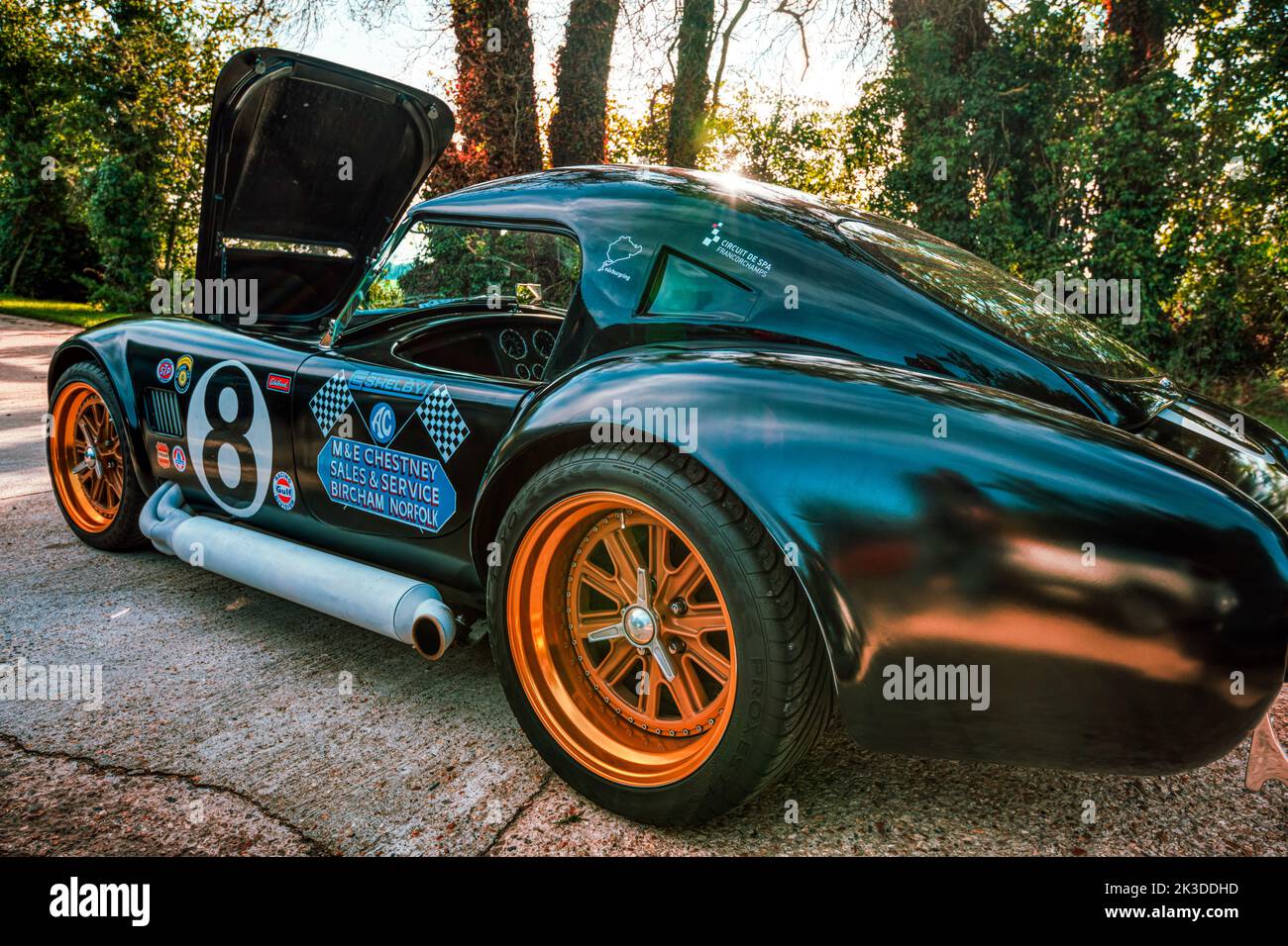 Riesiges Auspuffrohr auf einem JK Sports Cars DAX Cobra-Nachbau mit 8,2-Liter-Motor, Bighton, Hampshire, Großbritannien Stockfoto