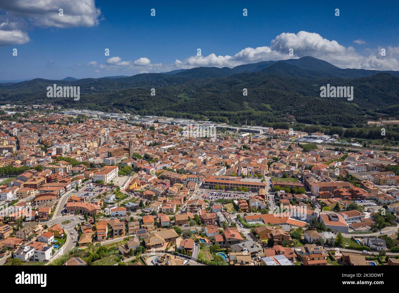 Luftaufnahme der Stadt Sant Celoni. Im Hintergrund der Berg Montnegre (Vallès Oriental, Barcelona, Katalonien, Spanien) Stockfoto