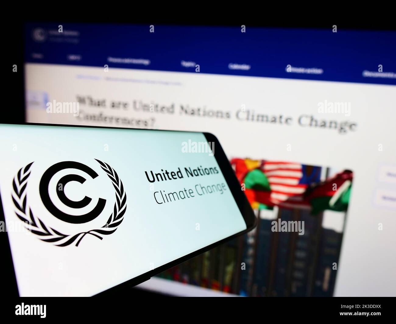 Handy mit Logo des UN-Umweltabkommens UNFCCC auf dem Bildschirm vor der Website. Konzentrieren Sie sich auf die Mitte links des Telefondisplays. Stockfoto