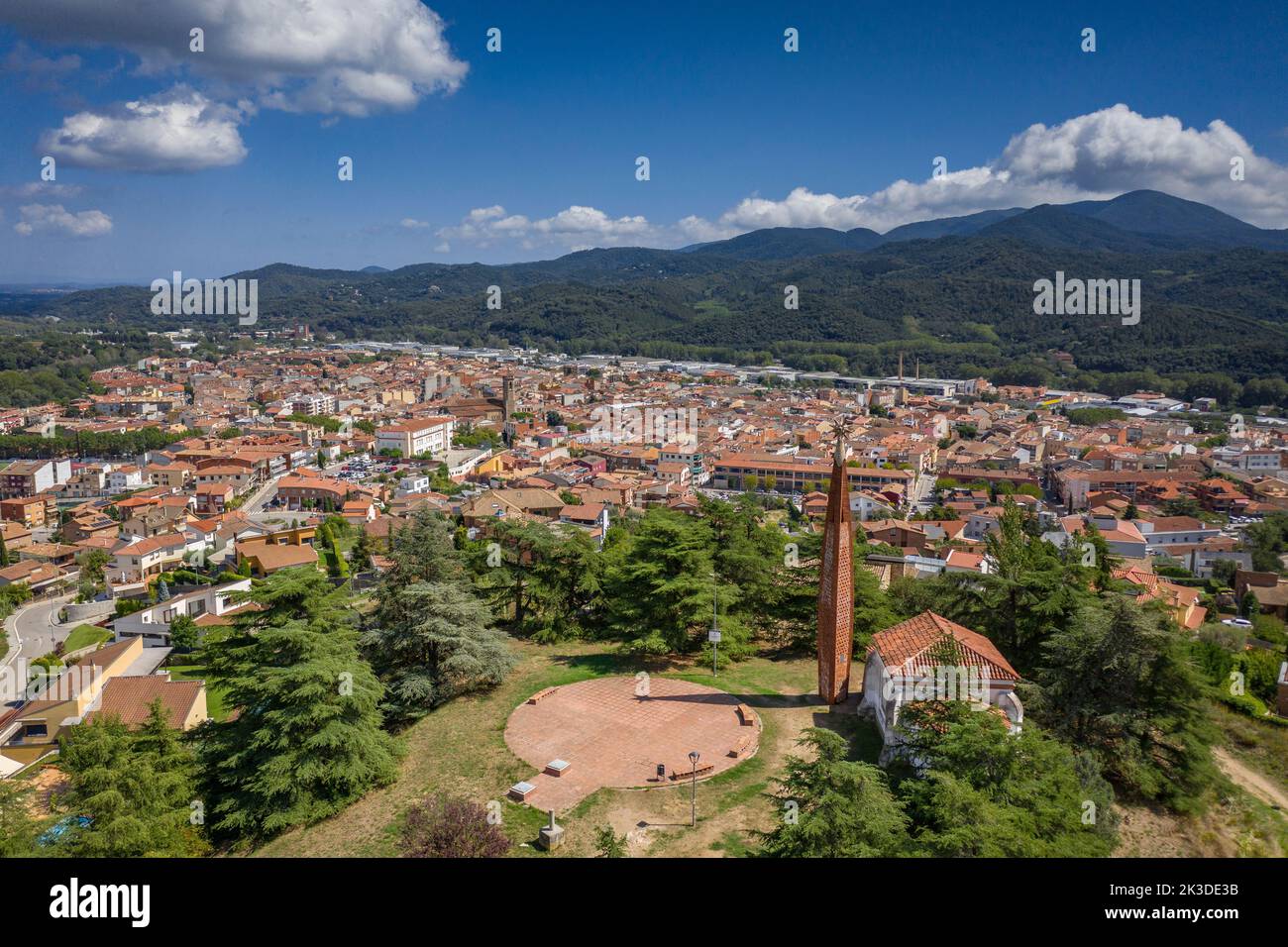 Luftaufnahme der Stadt Sant Celoni. Im Hintergrund der Berg Montnegre (Vallès Oriental, Barcelona, Katalonien, Spanien) Stockfoto