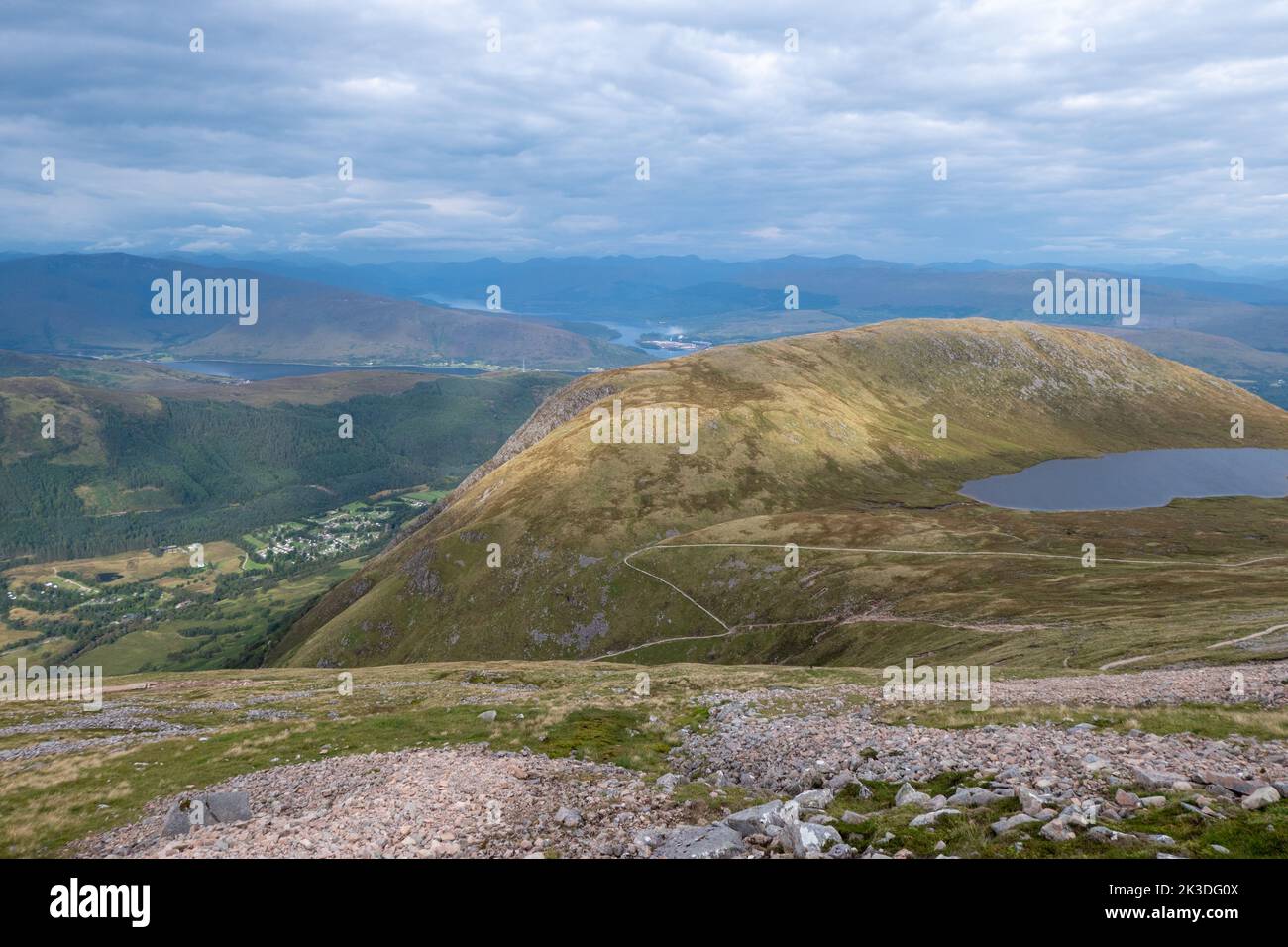 Blick ins Tal mit Fort William und Glen Nevis von Ben Nevis, Schottland Stockfoto