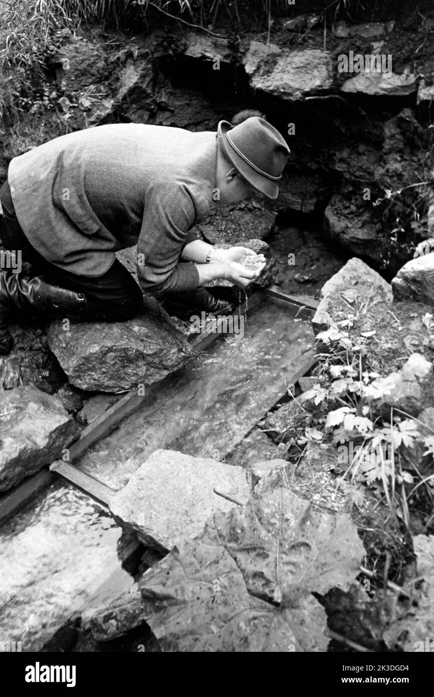 Besuch bei der Eifelwasserleitung in Kall-Urft in der Eifel, 1952. Besuch des Eifel Aquädukts in Kall-Urft, Eifel, 1952. Stockfoto