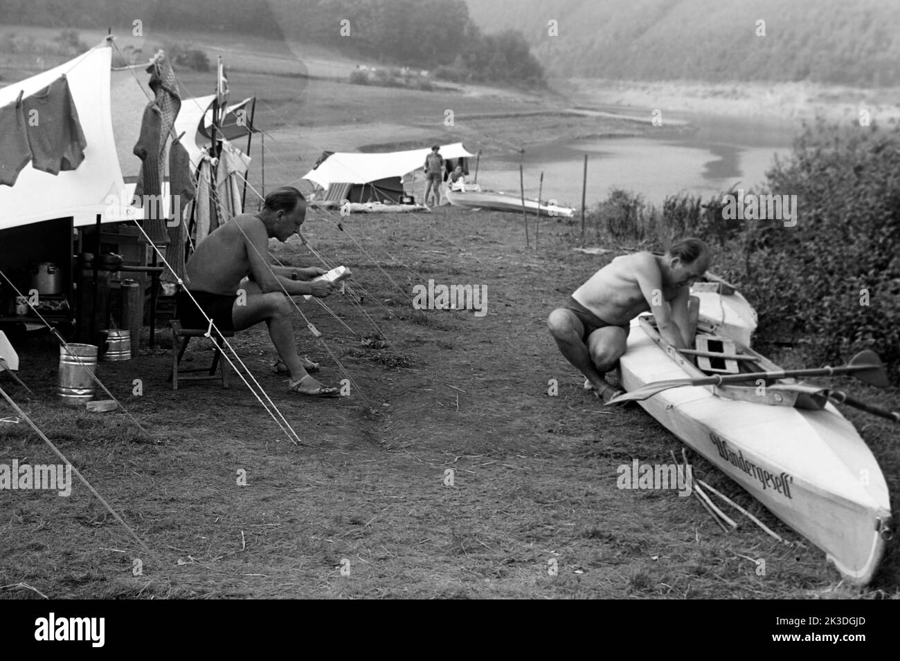 Camper am Rurstausee, 1952. Camper am Rur Reservoir, 1952. Stockfoto