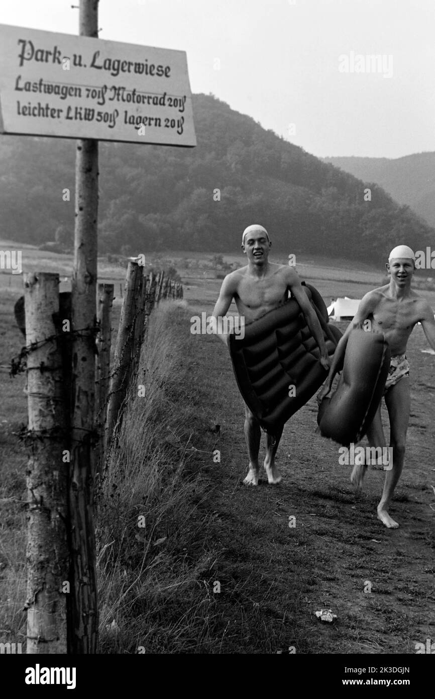 Urlauber am Rurstausee, 1952. Urlauber am Rur Reservoir, 1952. Stockfoto
