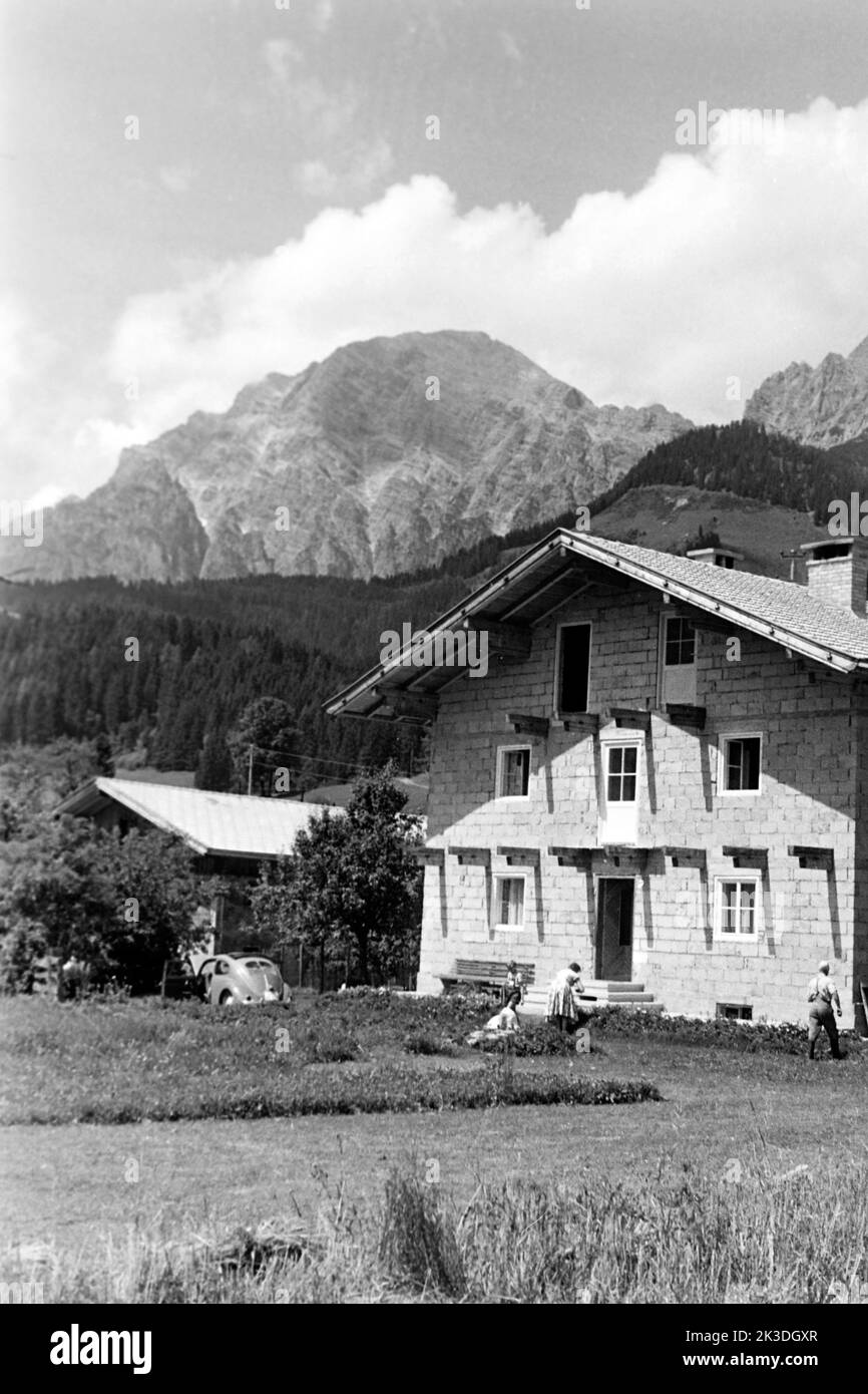 Rohbau bei Bad Reichenhall, Berchtesgadener Land,um 1960. Rohbau bei Bad Reichenhall, Region Berchtesgaden, um 1960. Stockfoto