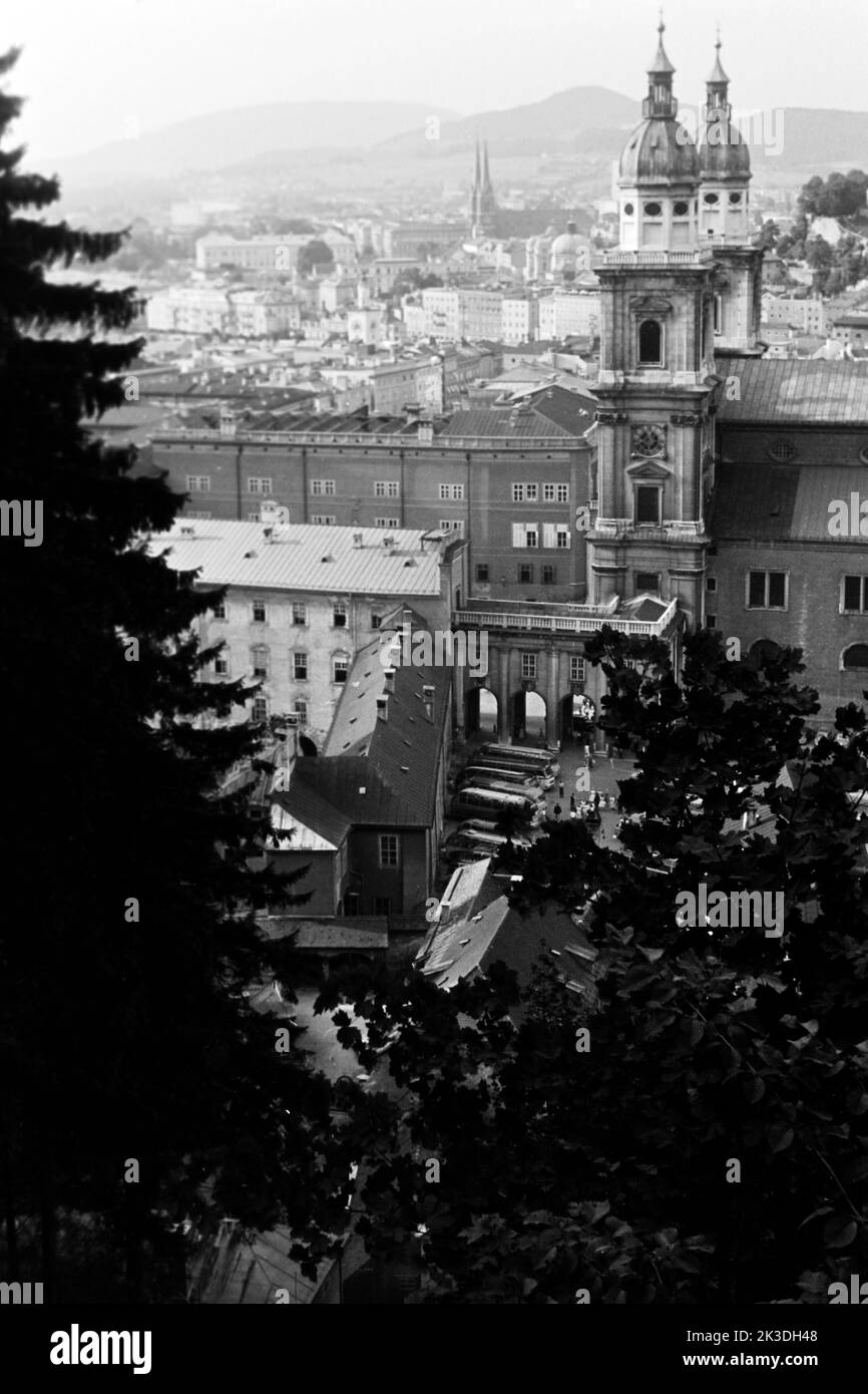 Blick vom Festungsberg über die Altstadt von Salzburg, um 1960. Blick über die Salzburger Altstadt vom Festungsberg aus, um 1960. Stockfoto