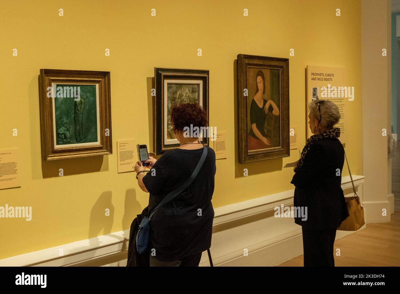Besucher in der National Gallery of Scotland in Edinburgh Stockfoto