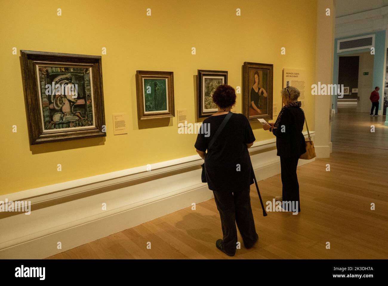 Besucher in der National Gallery of Scotland in Edinburgh Stockfoto