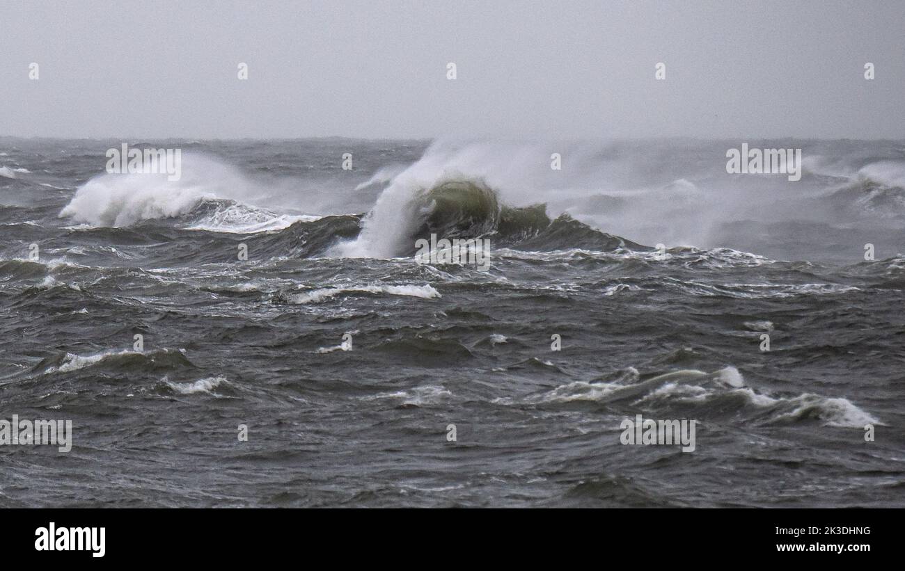 26. September 2022, Niedersachsen, Norderney: Hohe Wellen an der Nordsee vor der ostfriesischen Insel Norderney. Foto: Sina Schuldt/dpa Stockfoto