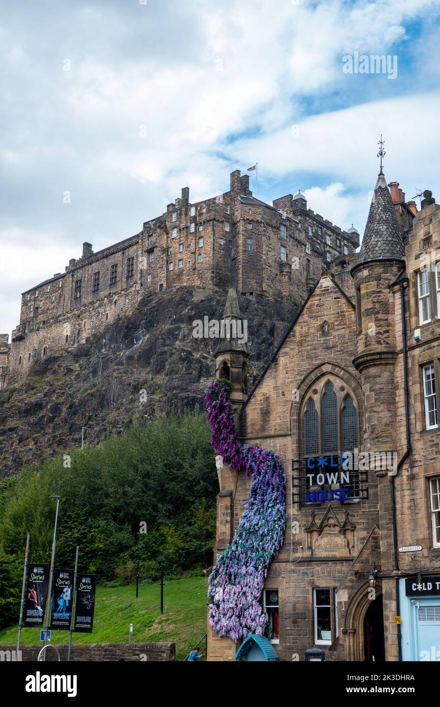 Blick auf den königlichen Palast und das Schloss in Edinburgh, Schottland Stockfoto
