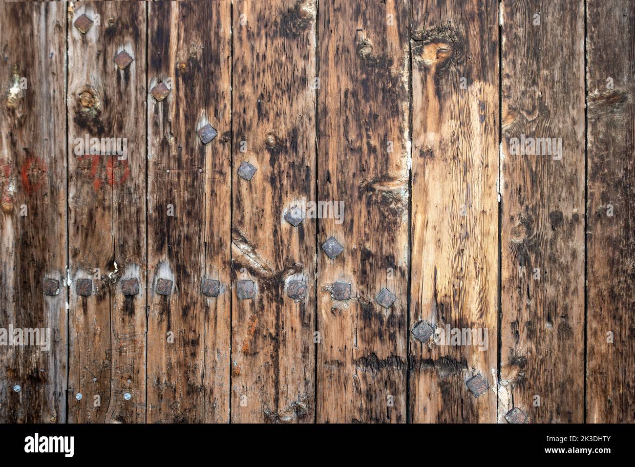 Ein altes grungiges, braunes, unbemaltes, natürliches Holz mit Körnern und großen Eisennägeln für Hintergrund und Textur. Hochwertige Fotos Stockfoto