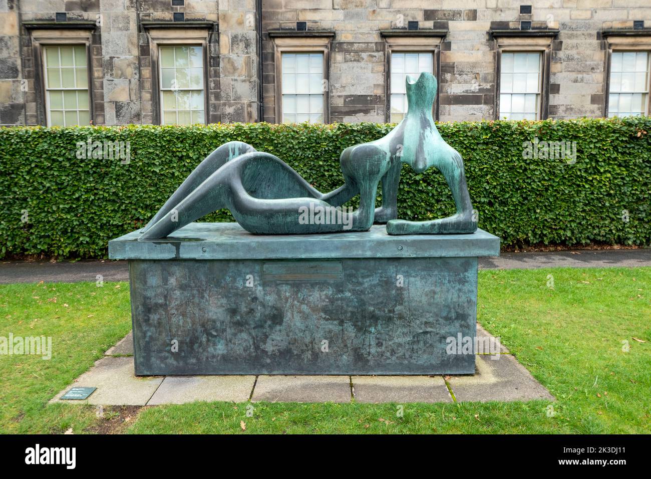 Liegende Figur von Henri Moore im Garten der Scottish National Gallery of Modern Art in Edinburgh, Schottland Stockfoto