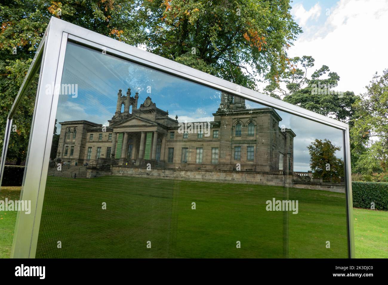 Zwei zweifach spiegelnde Parallelogramme von Dan Graham im Garten der Scottish National Gallery of Modern Art in Edinburgh, Schottland Stockfoto