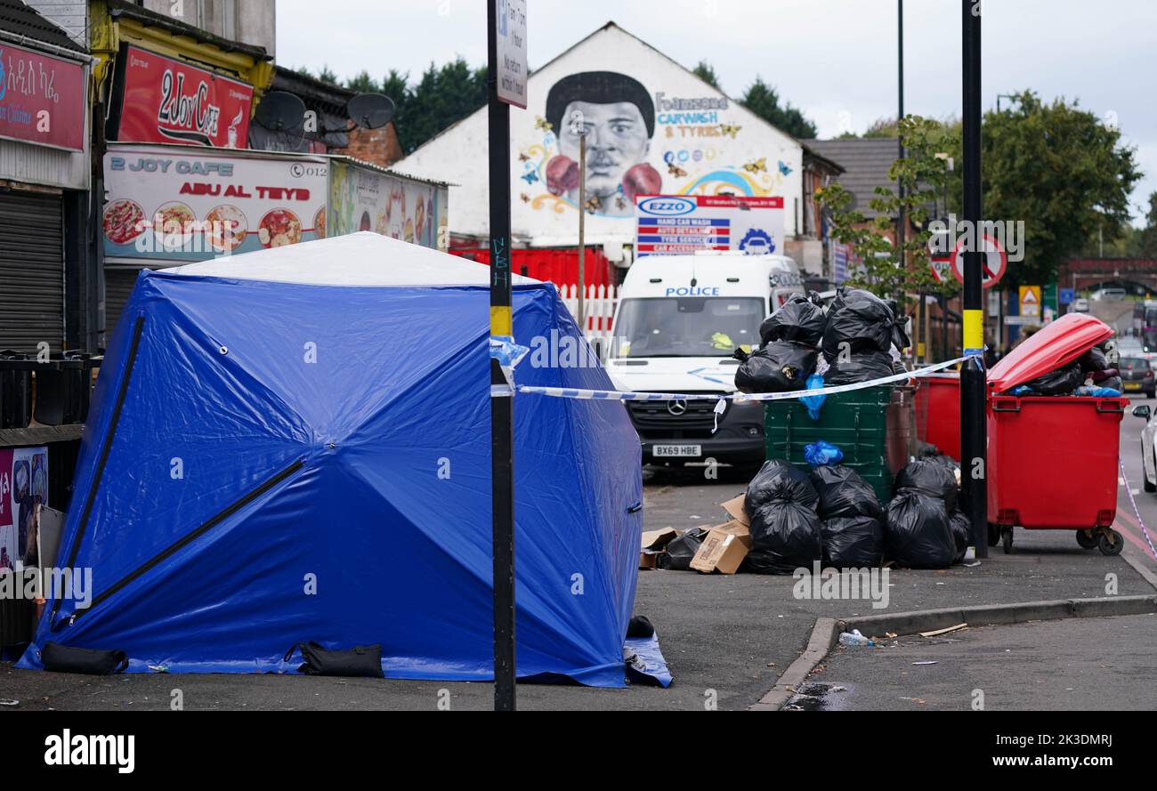 Ein forensisches Zelt der Polizei in der Stratford Road in Sparkbrook, Birmingham, nachdem am Montag um 12,50am Uhr ein Mann mit tödlichen Stichverletzungen gefunden wurde. Drei Männer im Alter von 30s Jahren und ein weiterer Mann im Alter von 20s Jahren wurden wegen Mordes verhaftet. Bilddatum: Montag, 26. September 2022. Stockfoto