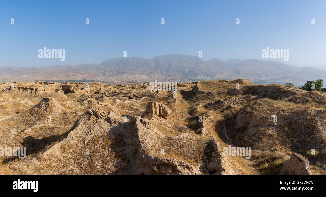 Landschaftspanorama des Zeravshan-Flusstals mit Ruinen der alten Seidenstraße im vordergrund die sogdische Stadt Penjikent, Panjakent, Sughd, Tadschikistan Stockfoto