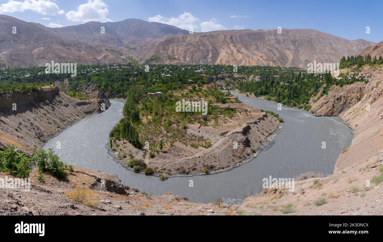 Landschaftliches Panorama von Mäander im milchig grauen Zeravshan-Flusstal im ländlichen Aini-Bezirk, Sughd-Region, Tadschikistan Stockfoto