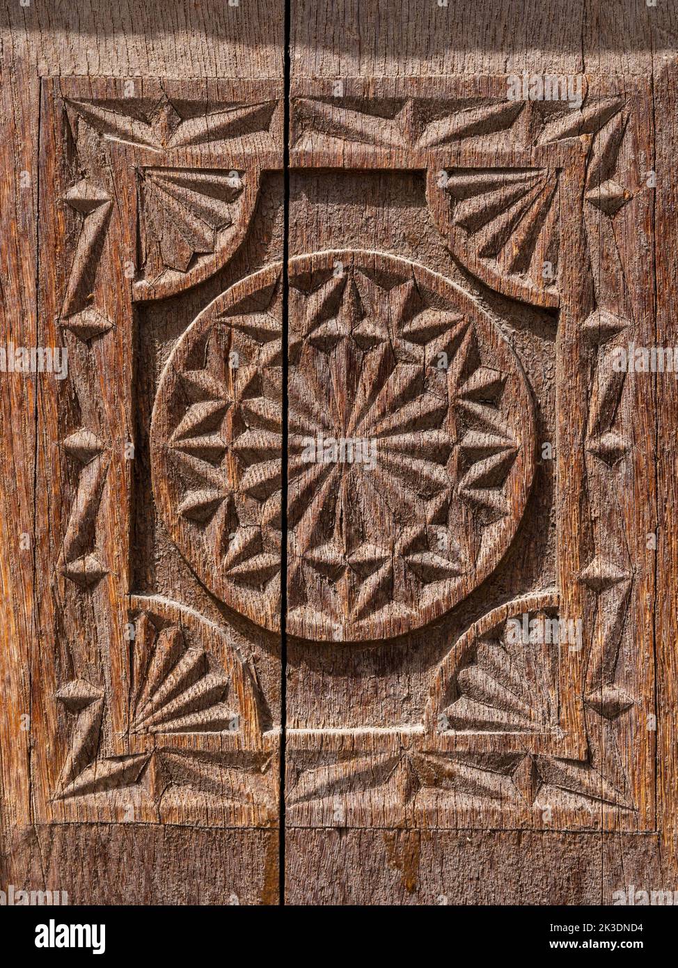 Detail der alten Holzplatte auf madrasa Tür mit schönen alten traditionellen Solar-Motiv, Hisor, Tadschikistan Stockfoto