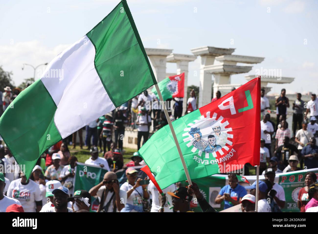 Abuja, Nigeria. September 26. 2022. Tausende von Unterstützern des Präsidentschaftskandidaten der Labour Party (LP), Peter Obi, veranstalteten vor den Parlamentswahlen 2023 einen friedlichen Spaziergang auf einer Autobahn in der Hauptstadt Abuja. Stockfoto