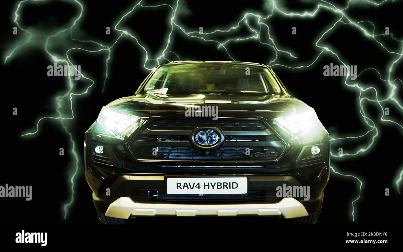 Toyota RAV4 Hybrid vor dunklem Hintergrund mit hellgrünen Blitzen, Elektromobilitätskonzept, Fahrzeugstandort Hannover, Deutschland, September 17, 2022 Stockfoto