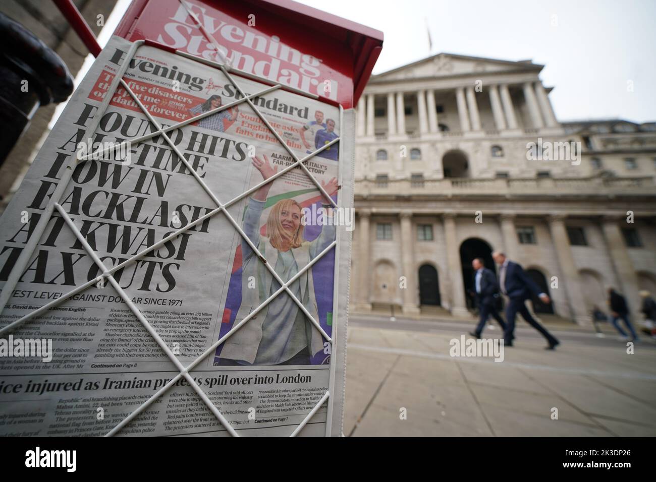 Die Londoner Zeitung Evening Standard mit der Schlagzeile „das Pfund trifft auf den niedrigsten Rückschlag bei Kwasi-Steuersenkungen“ ist vor der Bank of England in der Stadt London zu sehen. Das britische Pfund erreichte seinen niedrigsten Stand gegenüber dem US-Dollar seit der Dezimierung im Jahr 1971 und fiel im frühen asiatischen Handel um mehr als 4 Prozent auf nur 1,03 Dollar, bevor es am Montagnachmittag auf 1,09 Dollar zurückfiel, als die Spekulationen über eine Intervention der Bank of England anstiegen. Mit den Beamten dort verstanden, dass sie heute Nachmittag eine Notstandserklärung in Erwägung ziehen. Bilddatum: Montag, 26. September 2022. Stockfoto