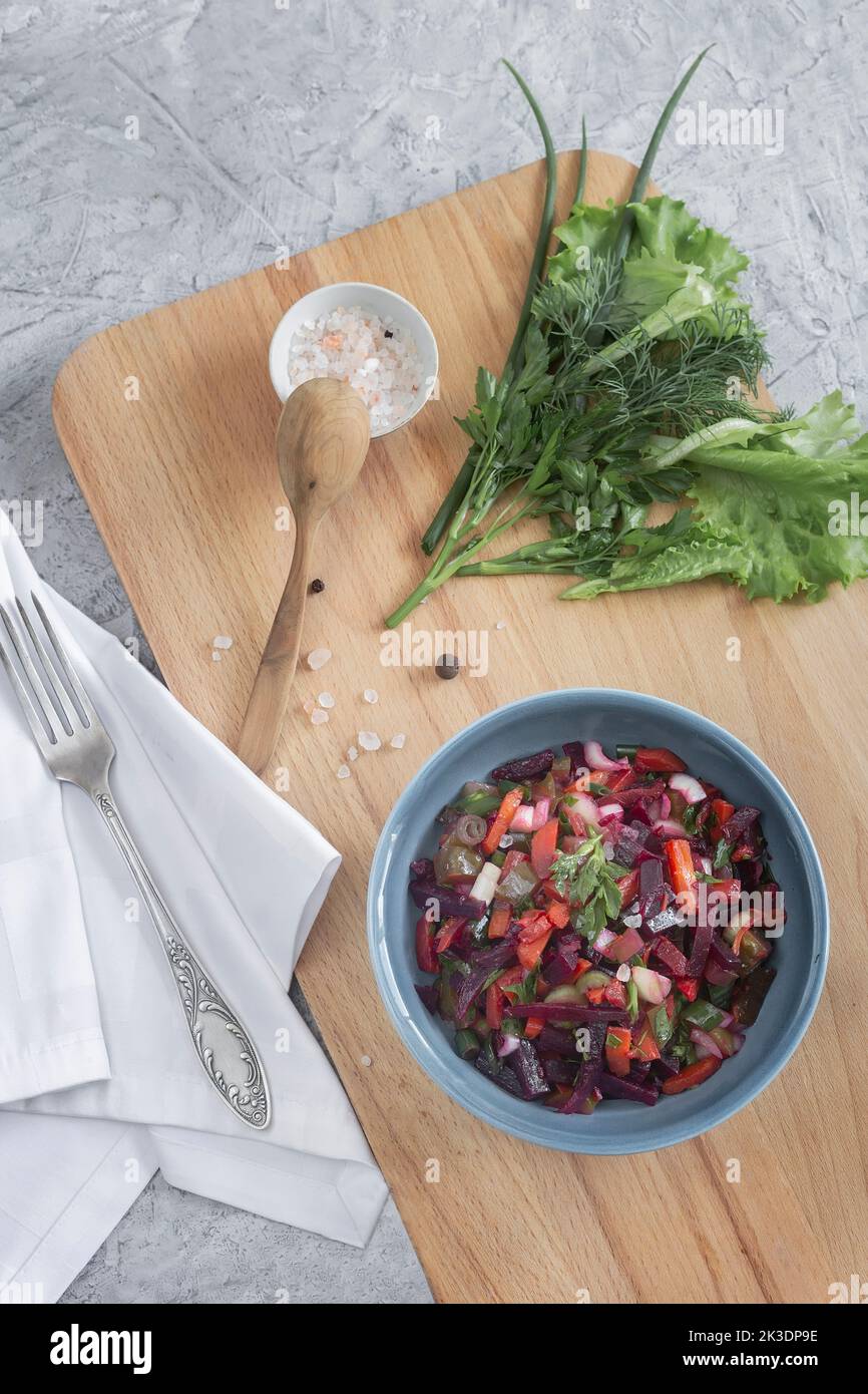 Vinaigrette mit Rote Beete und gekochtem Gemüse, traditioneller russischer hausgemachter Salat. Gesunde Ernährung mit Gemüse für die vegetarische Ernährung. Vi Stockfoto