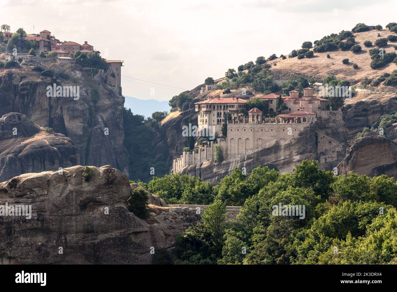 Blick vom Hauptbeobachtungspunkt Meteora über die Hügel und Klippen mit den Heiligen Klöstern von Varlaam auf der rechten Seite und dem Großen Meteoron Stockfoto