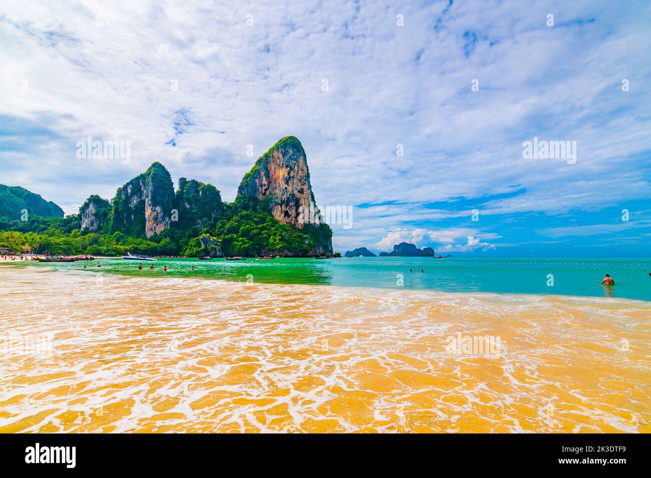 Panoramablick auf den Railay Strand Krabi, Thailand. Wunderschönes tropisches Paradies mit frischem blauem Wasser, heißem Sand und Kalkstein über dem Meer. Berühmter Touri Stockfoto