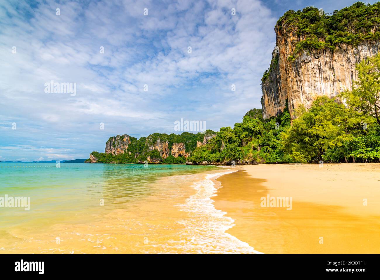 Panoramablick auf den Railay Strand Krabi, Thailand. Wunderschönes tropisches Paradies mit frischem blauem Wasser, heißem Sand und Kalkstein über dem Meer. Berühmter Touri Stockfoto