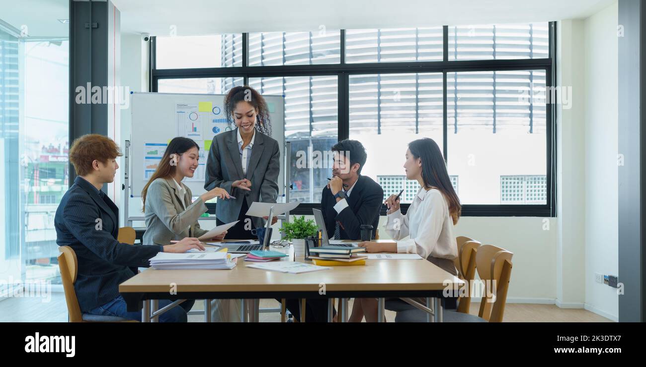 Multikulturelle Geschäftsleute treffen sich im Vorstandszimmer, um das Geschäft mit Strategie-Workshops zu Brainstorming zu führen Stockfoto