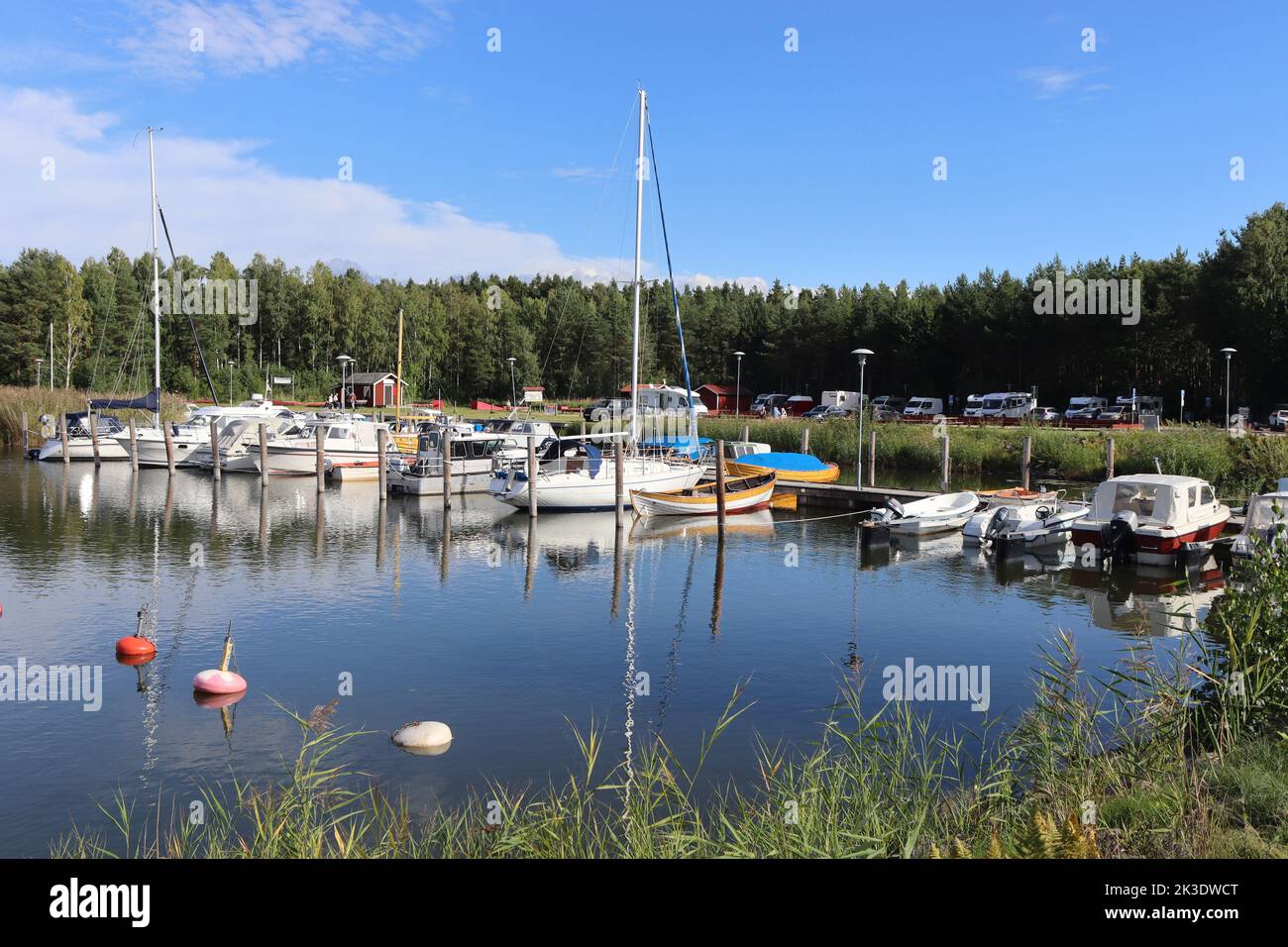 Blick auf den Hafen von Spiken, in Kallandso, Schweden. Spiken ist ein malerischer Fischerhafen und beliebtes Touristenziel Stockfoto