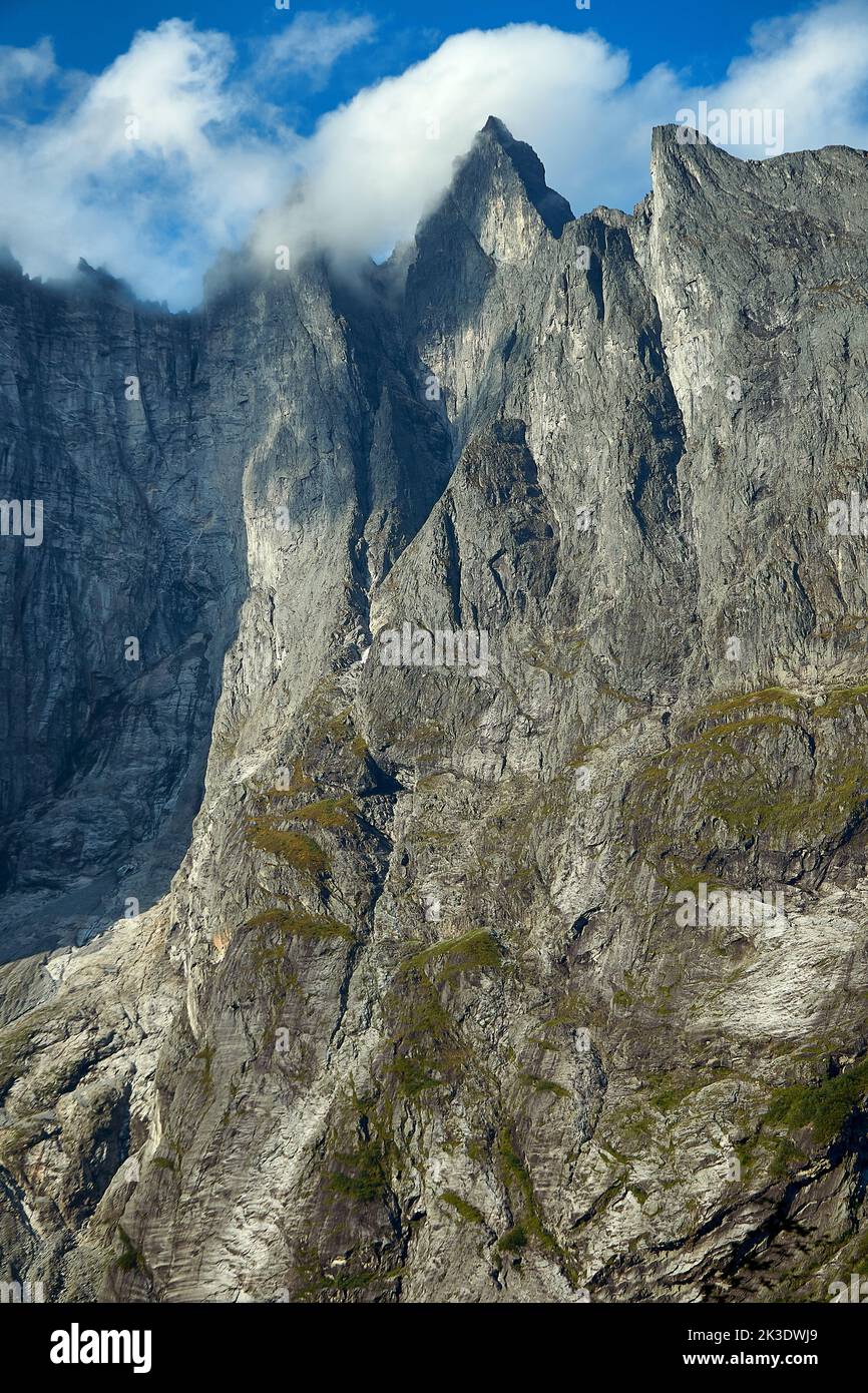 Troll Wall oder Trollveggen, Romsdalen-Tal, Rauma, Møre Og Romsdal, Norwegen. Stockfoto