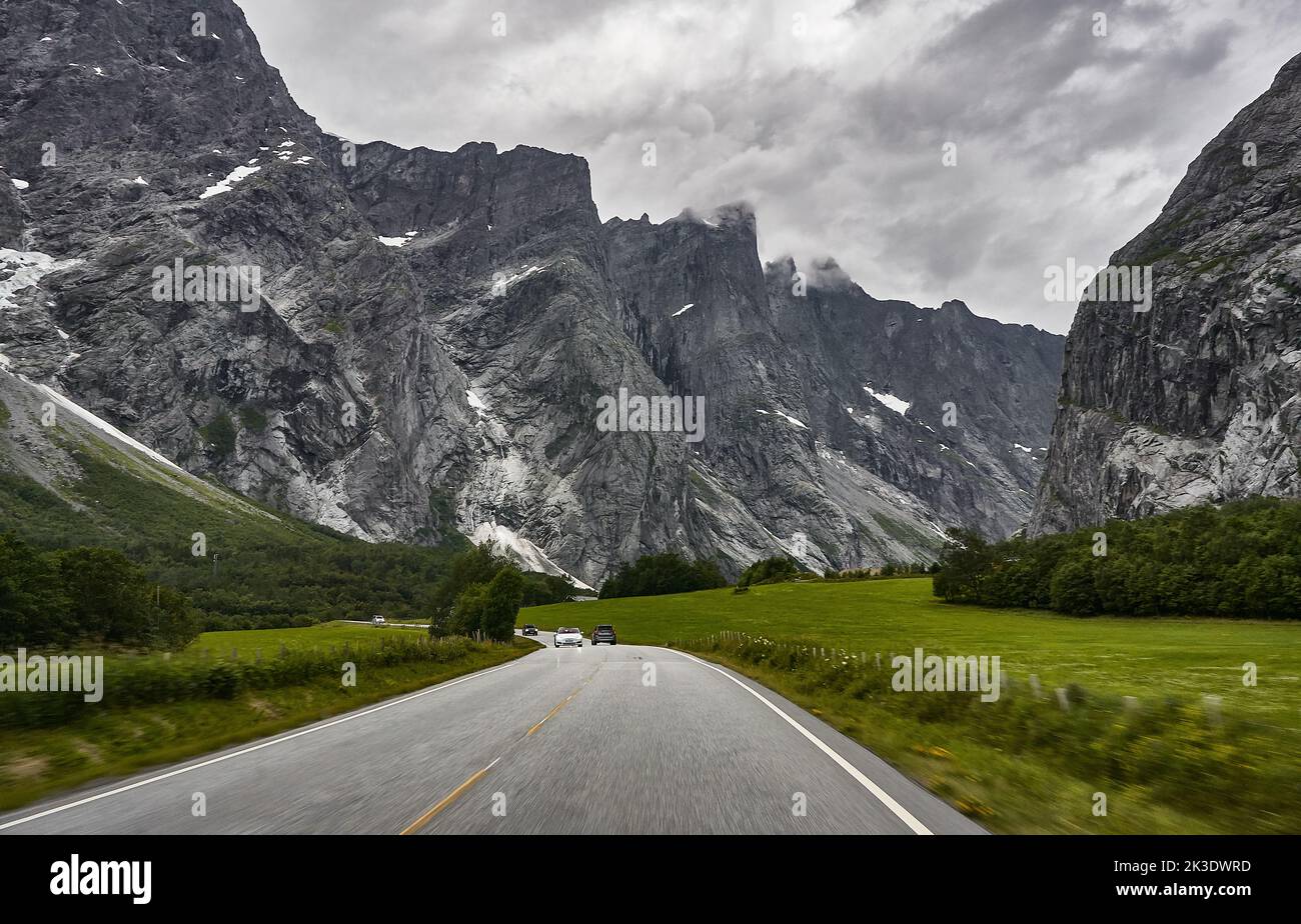 Troll Wall oder Trollveggen, Romsdalen-Tal, Rauma, Møre Og Romsdal, Norwegen. Stockfoto