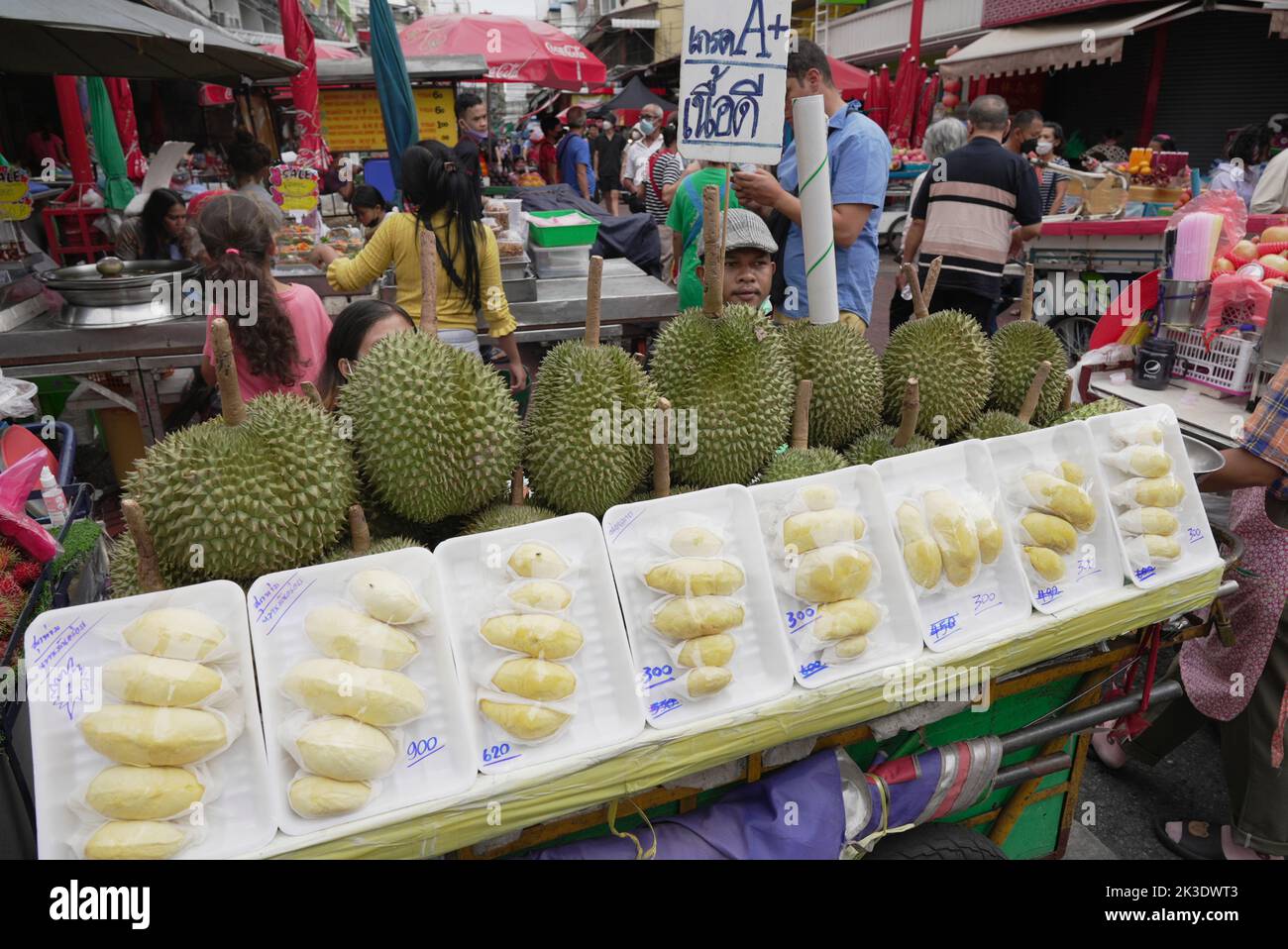 Thailand, Bangkok, China Town, Street seller with Durian Fruit. Stockfoto