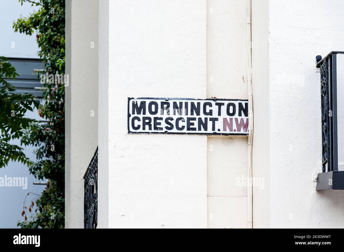 Straßenschild am Mornington Crescent, berühmt gemacht durch die BBC-Comedy-Show „I'm Sorry I have't a Clue“, Camden, London, Großbritannien Stockfoto