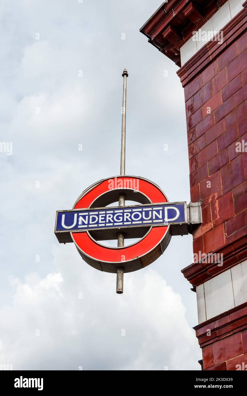 Schild der Londoner U-Bahn an der Mornington Crescent U-Bahn-Station der Northern Line, London, Großbritannien Stockfoto