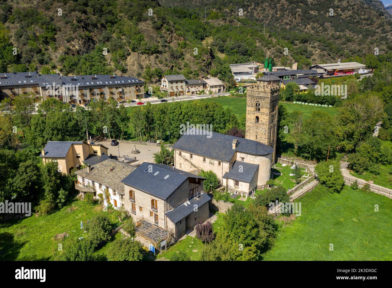 Luftaufnahme der romanischen Kirche Santa Maria in Ribera de Cardós und der umliegenden grünen Felder im Cardós-Tal (Pallars Sobirà, Lleida) Stockfoto