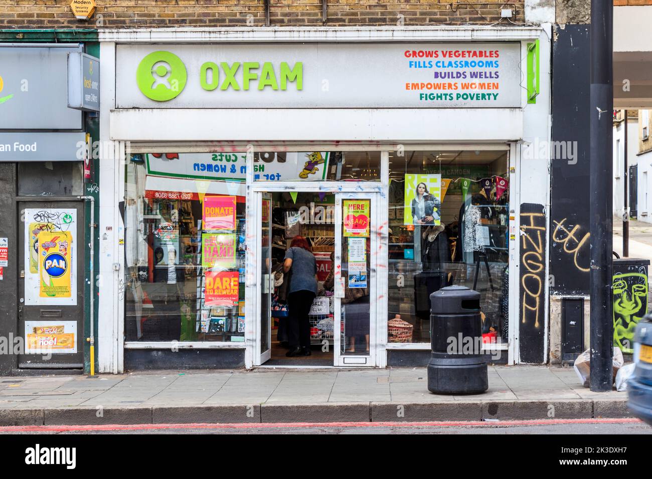 Eine Niederlassung des Oxfam-Wohltätigkeitsladens in der Camden High Street, London, Großbritannien Stockfoto
