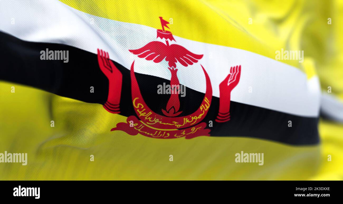 Nahaufnahme der Brunei-Nationalflagge, die im Wind winkt. Brunei Darussalam ist ein Land in Südostasien. Texturierter Hintergrund aus Stoff. Wählen Sie Stockfoto